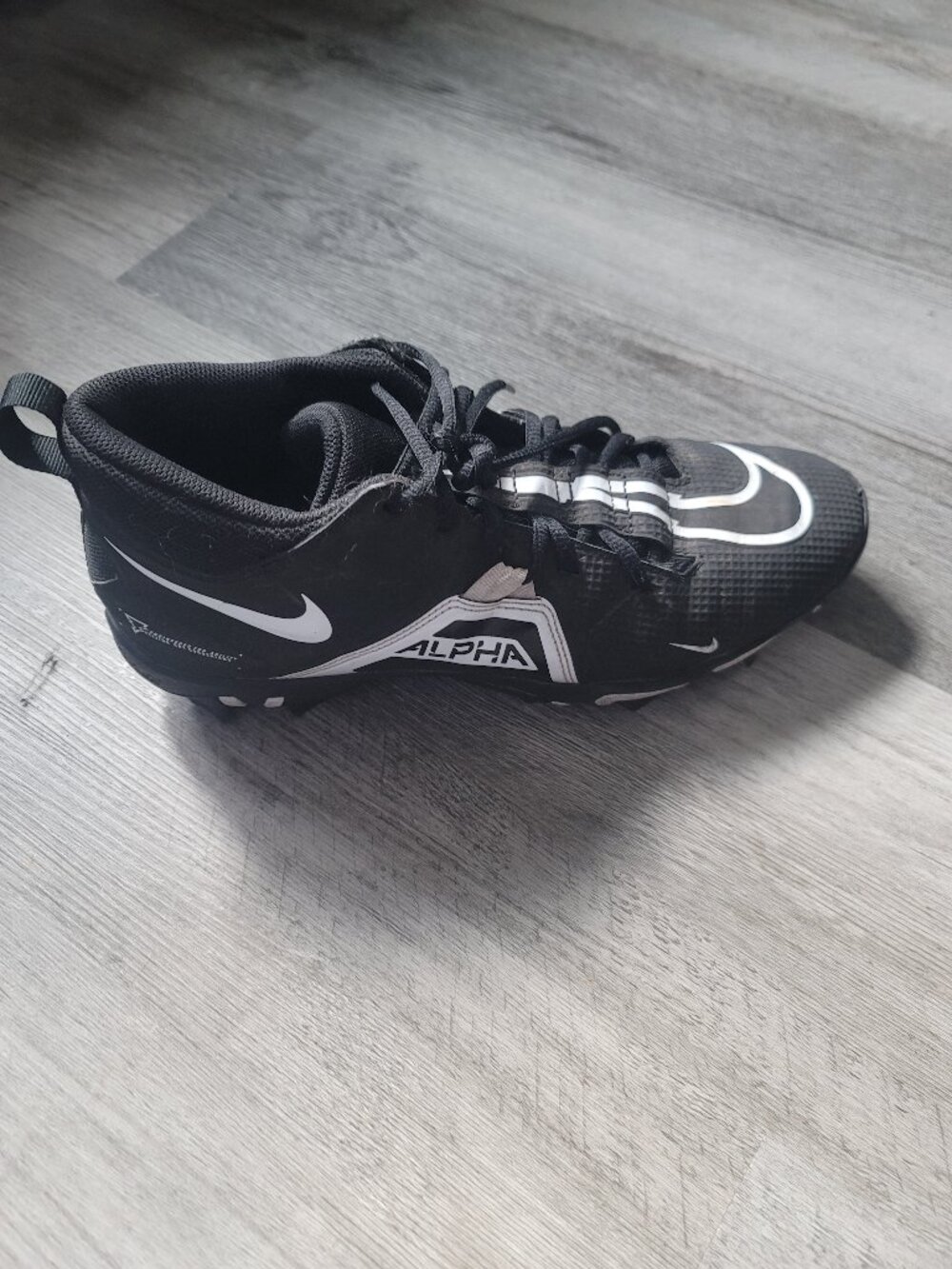 SINGLE - RIGHT ONLY - Mens black and white nike Alpha cleat - size 10